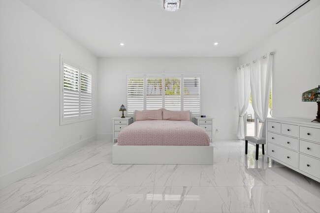 Building Photo - 711 NE 6th St