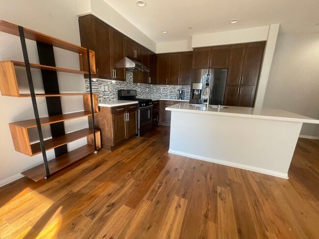 Building Photo - 812 S Gladys Ave