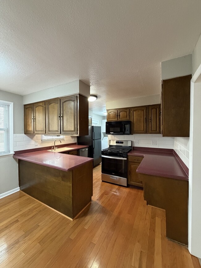 Building Photo - 2213 Roland Dr