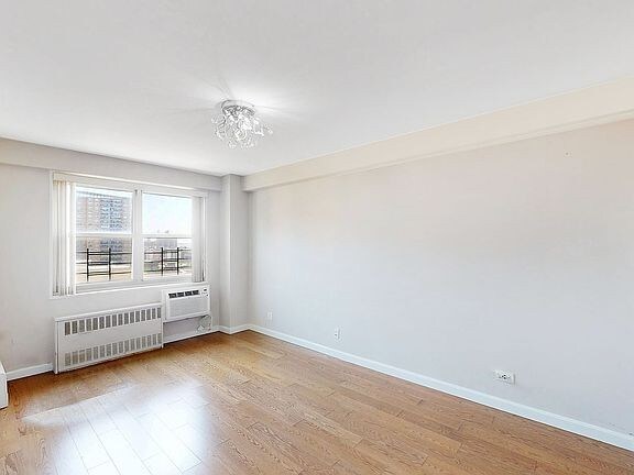 Building Photo - 2925 W 5th St