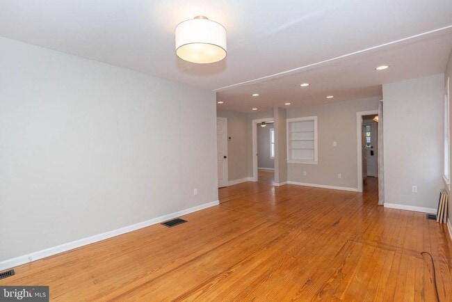 Building Photo - 110 S Lawrence St