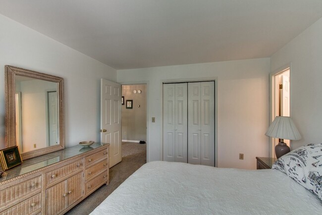 Building Photo - Spacious 4 Bed, 3 Bath Home in Convenientl...