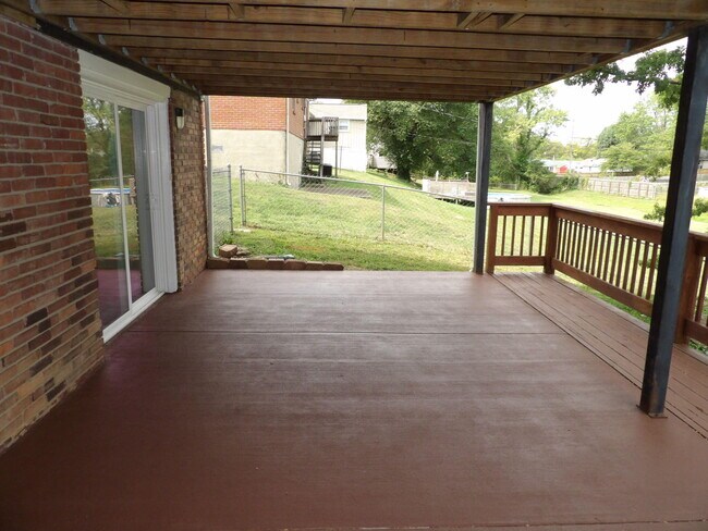 Building Photo - 102 Cedar Dr