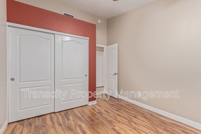 Building Photo - 1028 E Orchid Ln