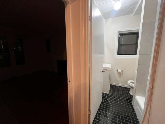 Building Photo - 452 Park Dr