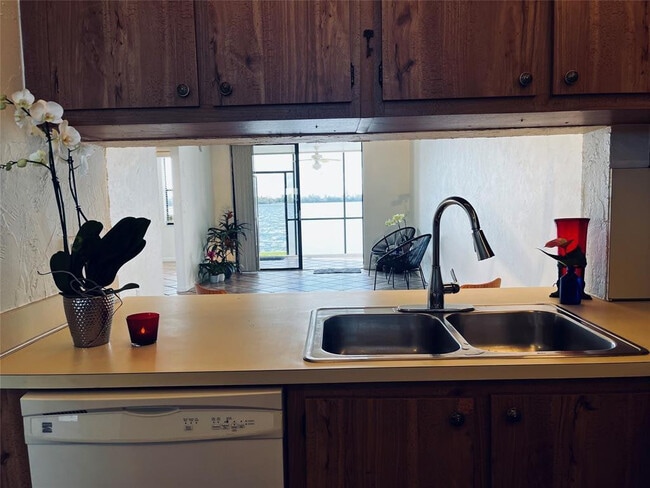 Building Photo - 111 Lake Emerald Dr