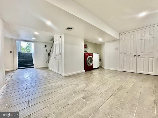 Building Photo - 633 Durham Rd