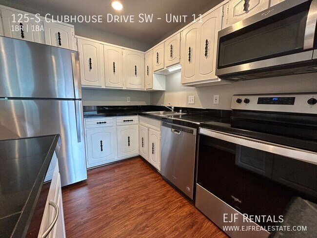 Building Photo - 125 Clubhouse Dr SW