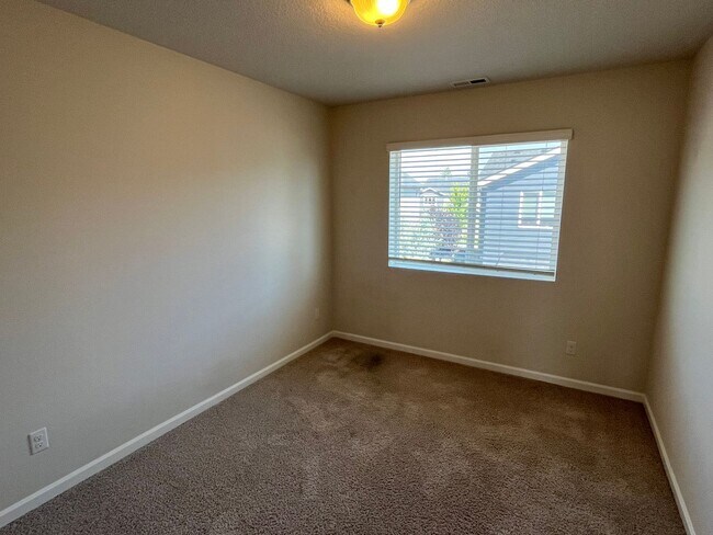 Building Photo - Three Bedroom House in SE Bend