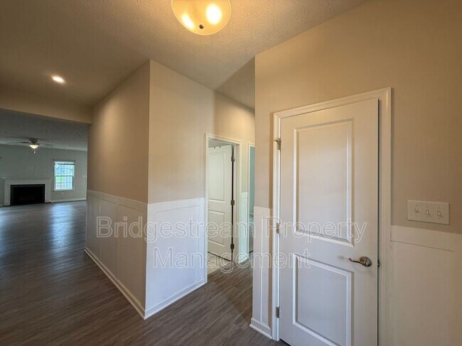 Building Photo - 2194 Schmidt Dr W
