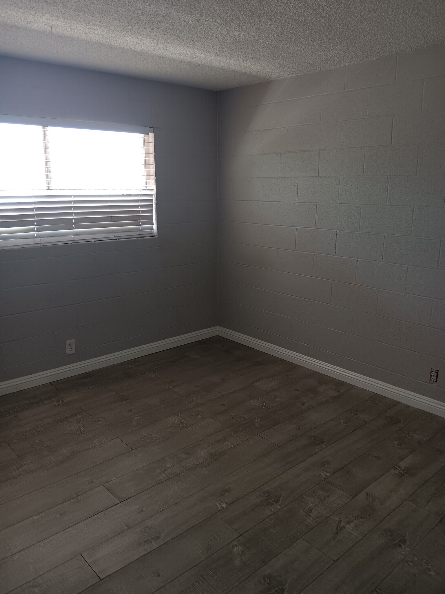 Building Photo - 565 S Royal Crest Cir