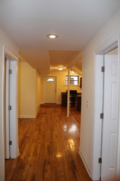Building Photo - 1115 W Oakdale Ave