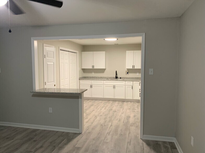 Building Photo - 3605 Thomas Dr