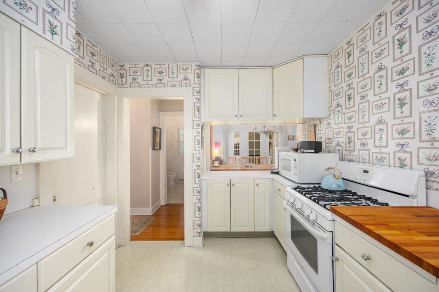 Building Photo - 630 Pleasant St