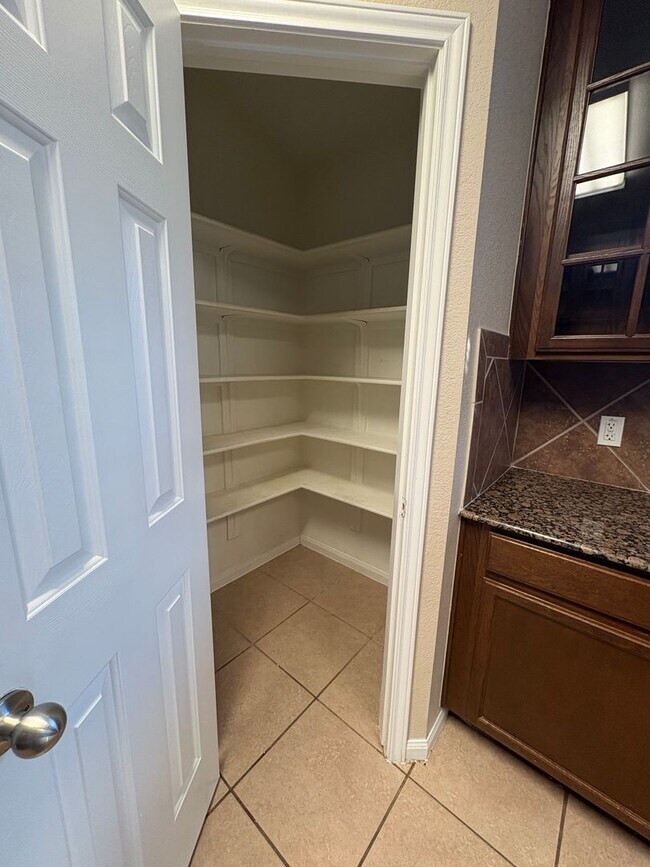 Building Photo - AVAILABLE NOW!