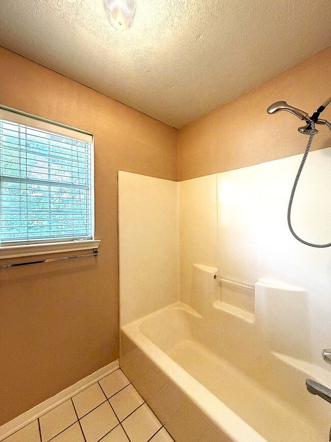 Building Photo - 405 Gina Dr