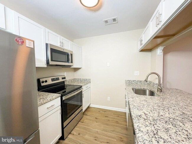 Building Photo - 13405 Shady Knoll Dr