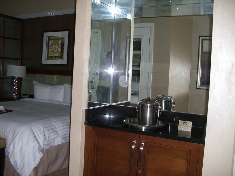 Dec.Cabine/Cal.King Bed - 145 Harmon E Ave