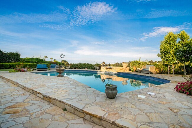 Building Photo - PRIVATE AND TRANQUIL COMPLETELY RENOVATED ...