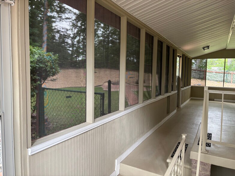 Screen porch - 48 Hope Rd