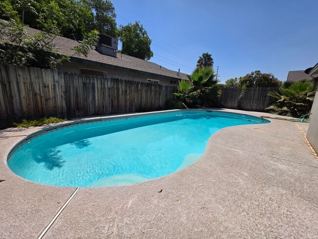 Building Photo - 1128 N Manzanita St