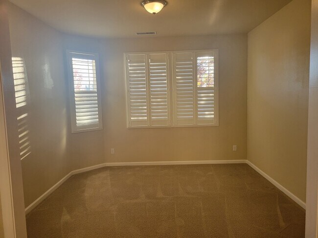 Building Photo - 227 Gooselake Cir