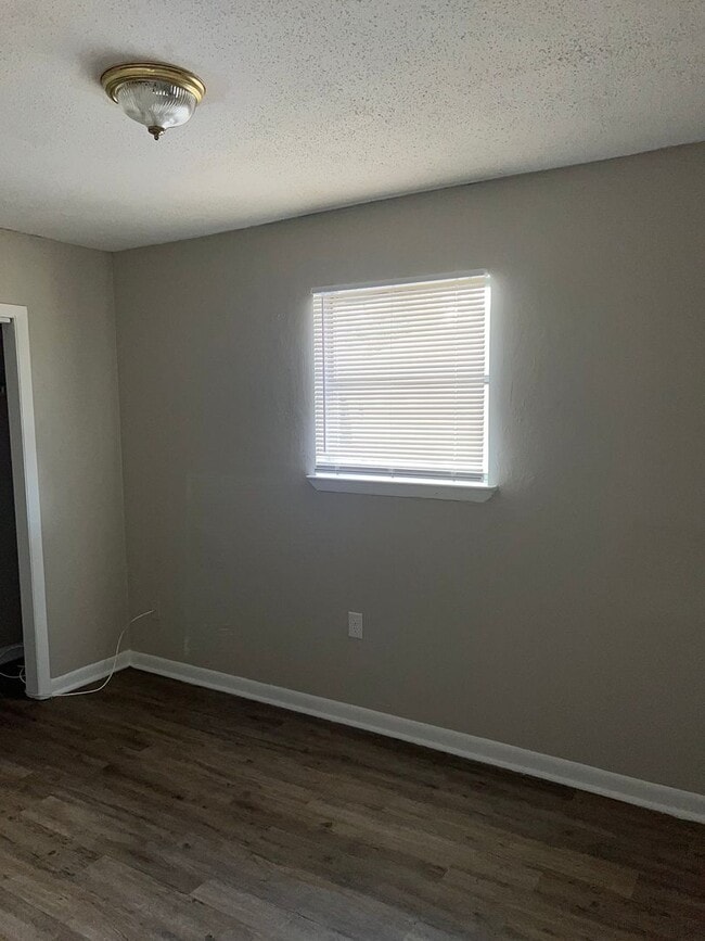 Building Photo - 2 bedroom 1 bath Duplex &  Washer & Dryer ...