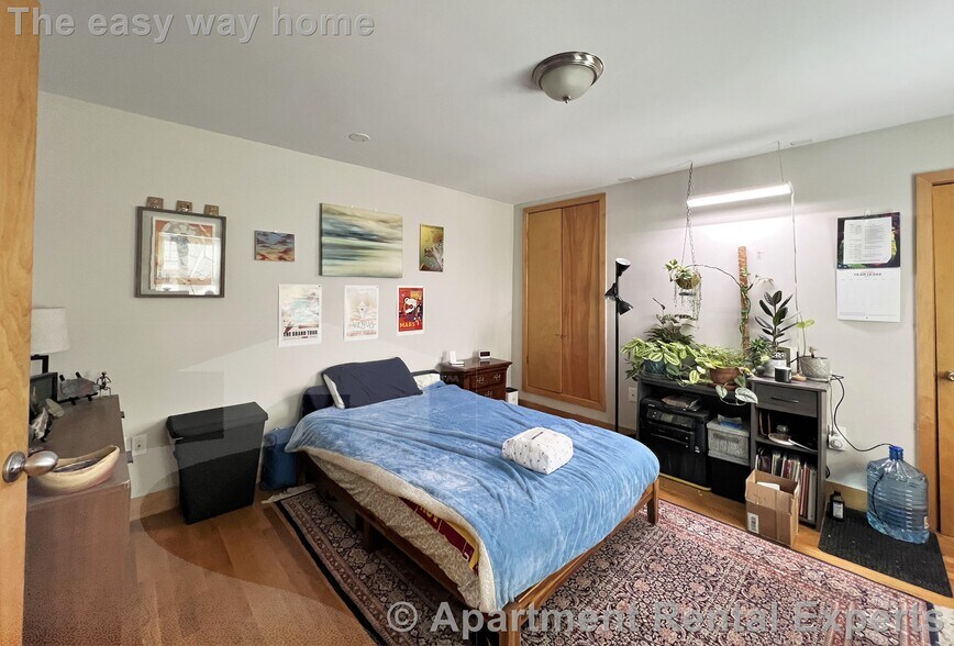 Building Photo - 132 Columbia St