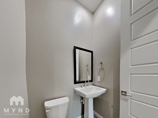 Building Photo - 4839 E Village Dr