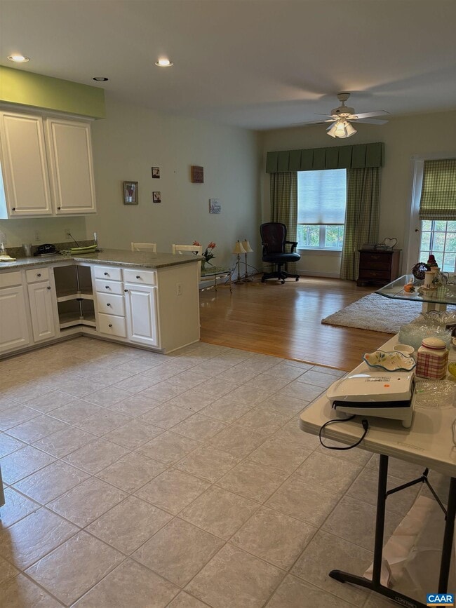 Building Photo - 127 Deerwood Dr