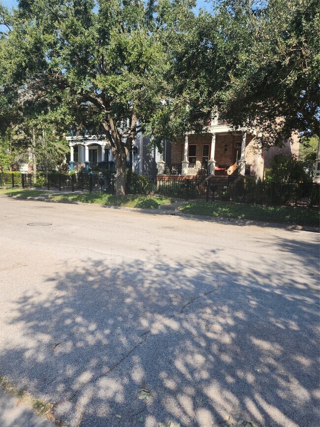 Building Photo - 1527 Rutland St