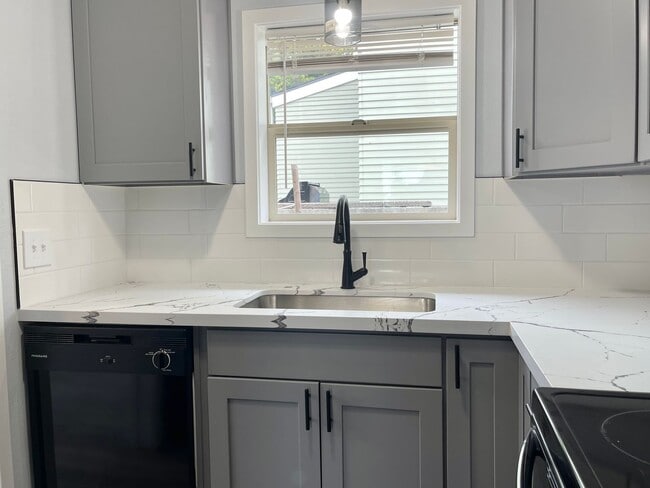 Building Photo - 2 Bedroom, 2 Bathroom + Den Ballard Duplex!