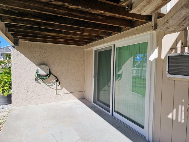 Building Photo - 255 Capri Cir N