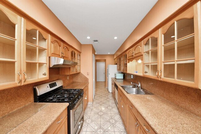 Building Photo - 2029 Highland Hills Dr