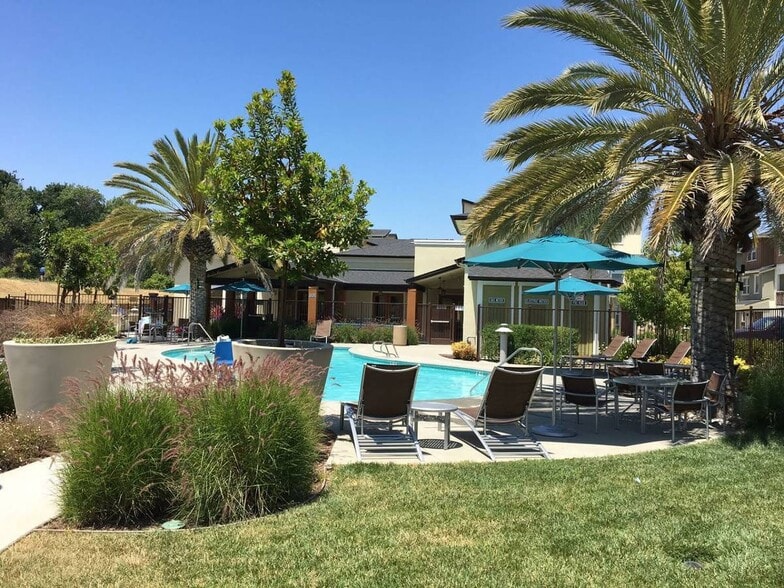Courtside swimming pool - 680 Fernleaf Drive