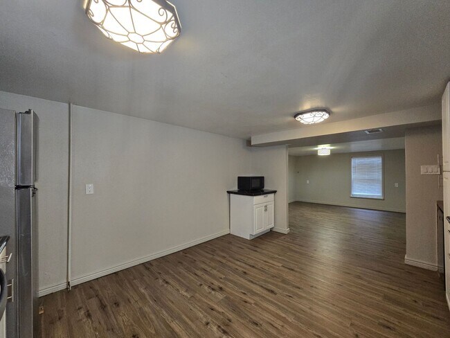 Building Photo - 1403 12th St W