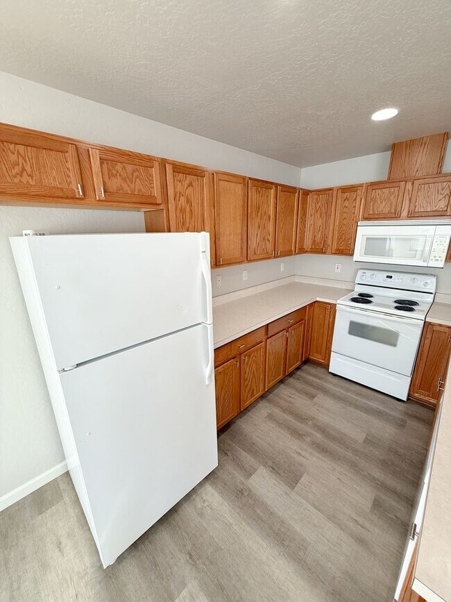 Building Photo - Three Bedroom, Two Bath House