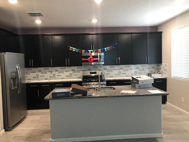 Building Photo - Luxury 5BR Home w/ Solar, Outdoor Kitchen, Backyard Oasis & Media Loft – Phoenix