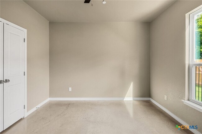 Building Photo - 408 W Avenue C