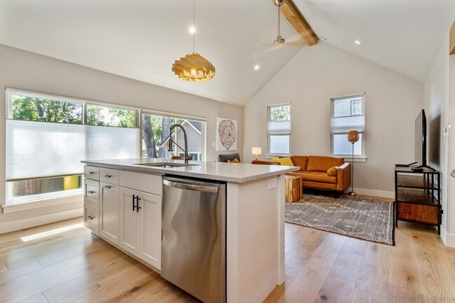 Building Photo - One Bedroom furnished ADU/apartment in The Highlands.