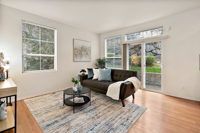 Building Photo - 3bd/2.5ba Bellevue Condo