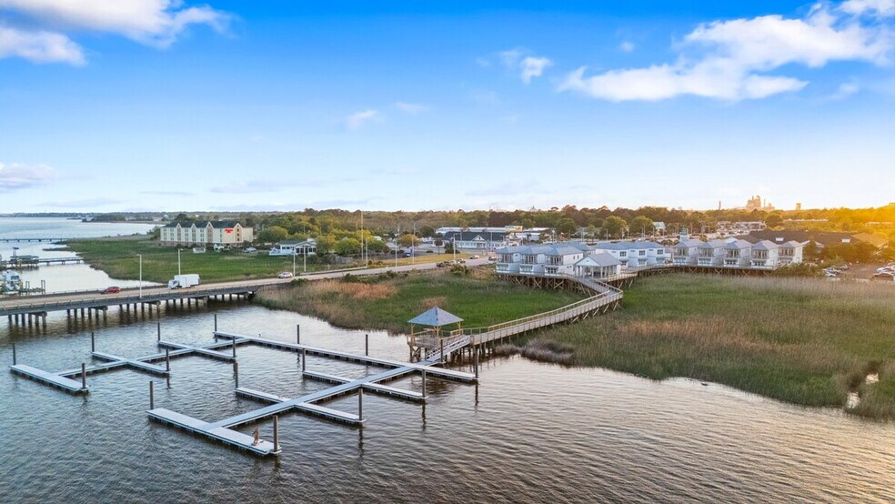 Building Photo - 420 Marina Dr