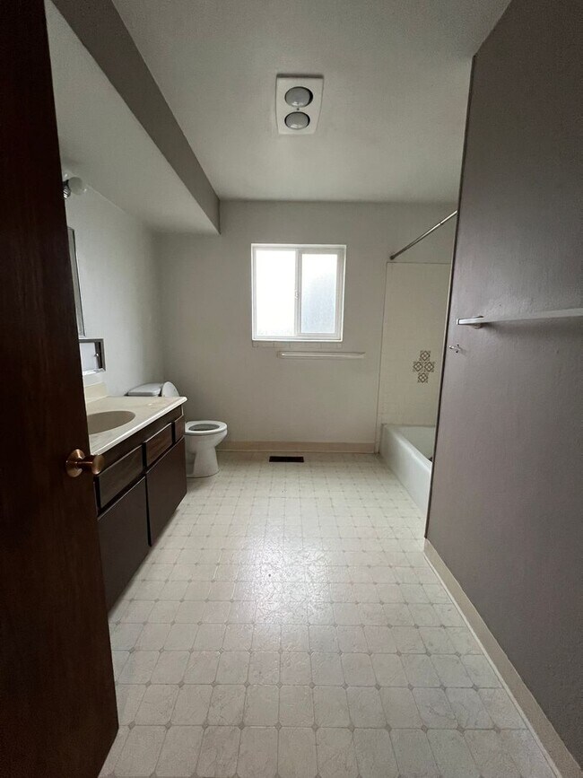 Building Photo - 2 Bedroom, 1 Bathroom Downstairs Duplex