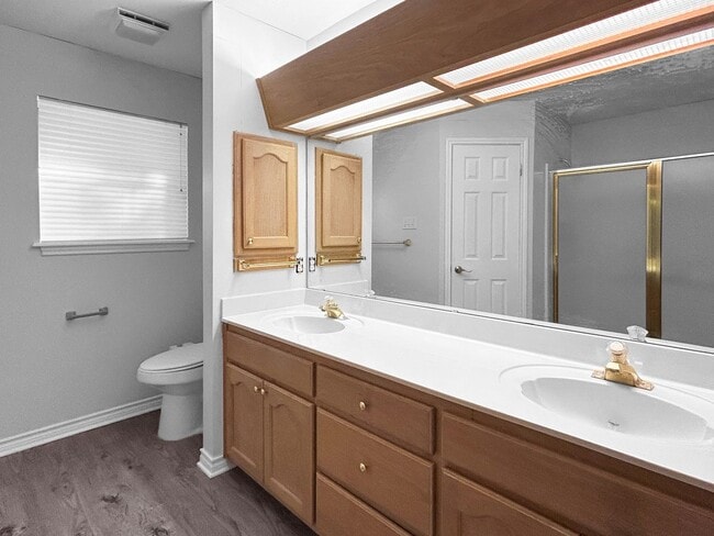 Building Photo - Stately Red-Brick Corner Lot Home in Seguin, TX