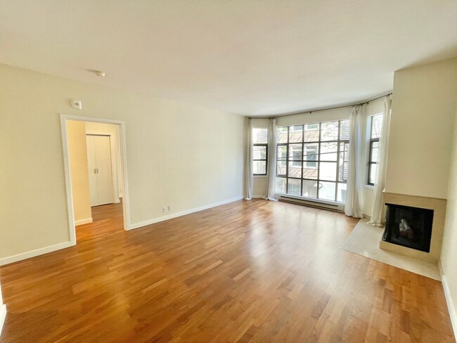 Building Photo - Contemporary, Light Filled Condo w/Garage ...