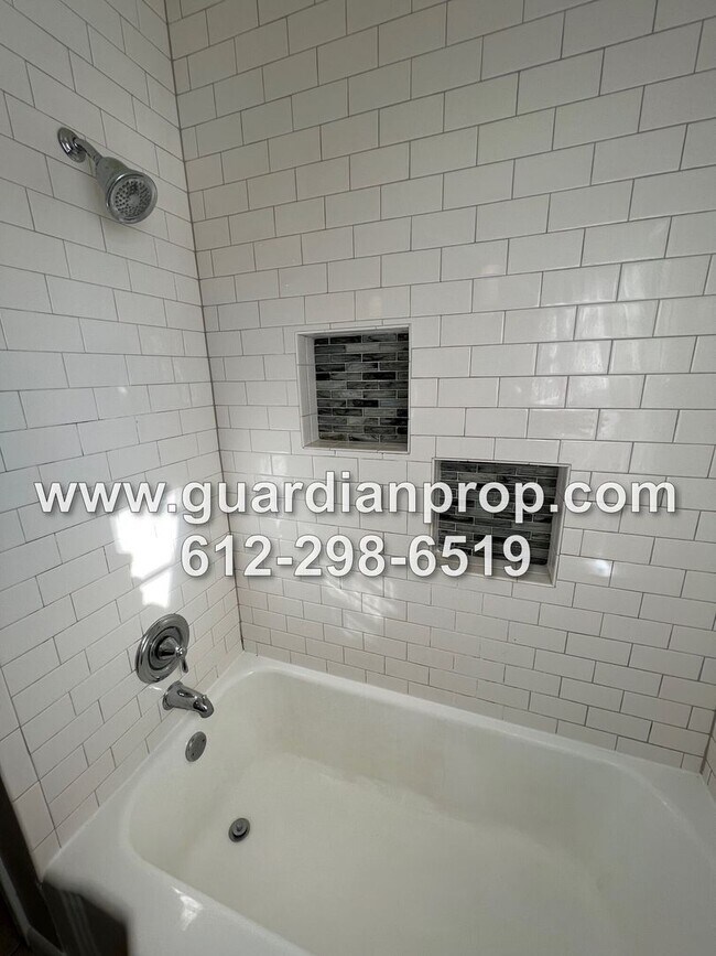 Building Photo - Updated Roseville House on Large Corner Lo...