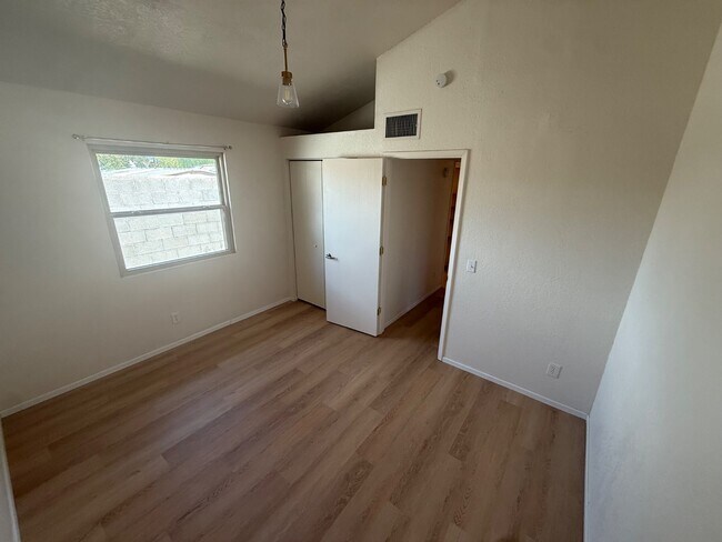 Building Photo - 2510 E Eastland St