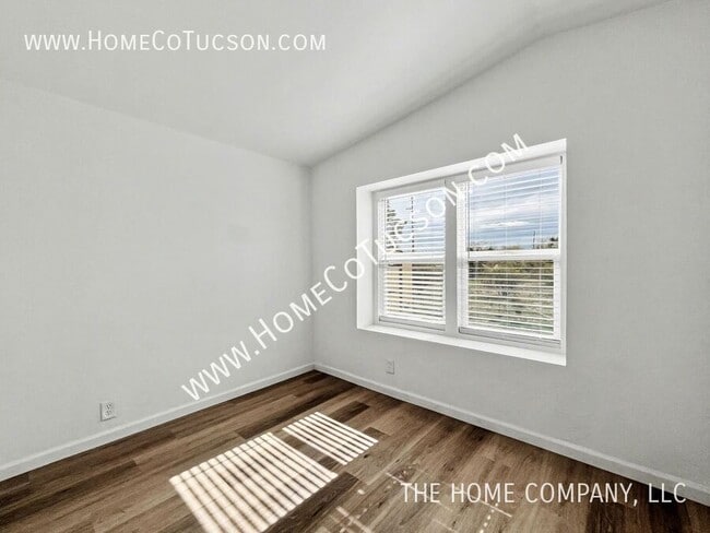 Building Photo - 9950 N El Uno Minor