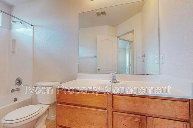 Building Photo - 2420 Falesco Dr SE