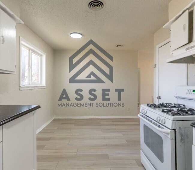 Building Photo - Lovely 4 Bed 1.5 Bath!!